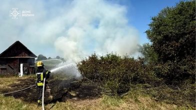 На Волині через необережне поводження з вогнем ледь не згоріла господарська будівля