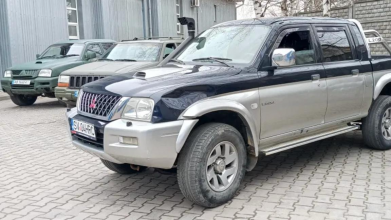 Автомобілі для військових ввезли як гуманітарку, але продавали у Луцьку: що відомо
