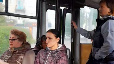 «Контролери взяли дівчинку в облогу»: скандал у луцькому тролейбусі. Відео