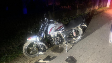 На Волині 17-річний мотоцикліст з'їхав з дороги та зіткнувся з електроопорою