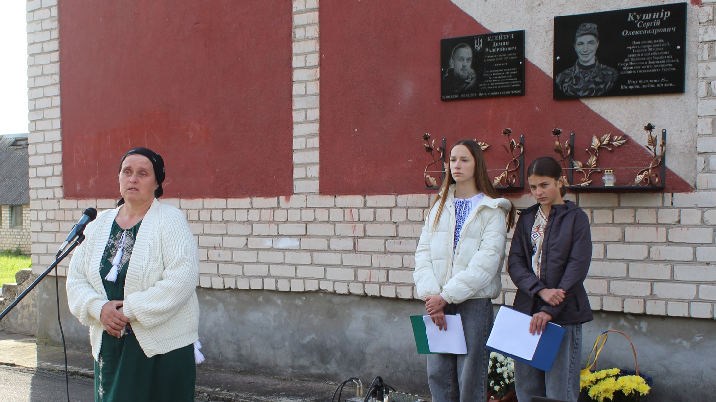 Біль втрати не вщухає: на Волині відкрили меморіальну дошку в пам’ять Героя Демяна Клейзуна