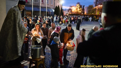Як у Луцьку освячували кошики напередодні Великодня