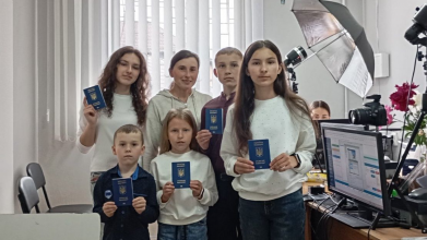 На Волині мама з п’ятьма дітьми одночасно оформила закордонні паспорти