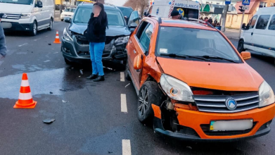 Водійка проїхала на червоне: у Луцьку сталася аварія за участі трьох машин. Фото