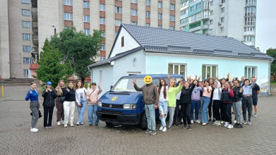 Студенти волинського коледжу передали автівку для воїнів 100 омбр