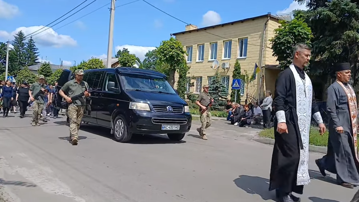 Загинув через декілька днів після дня народження: у Луцький район «на щиті» повернувся Герой Вадим Ніколайчук
