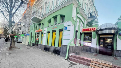 У центрі Луцька продається фасадне приміщення з терасою та підвалом