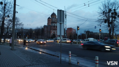 У Луцьку біля ПортCity не працюють світлофори, люди змушені перебігати дорогу: сталася аварія. Фото