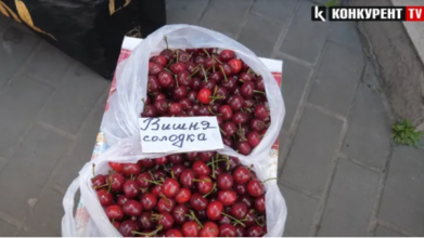 Ціни на сезонні ягоди у Луцьку падають: покупці штурмують ринок (відео)