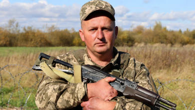 Забрав зброю з палаючої машини й розстріляв дрон-ждун: історія прикордонника з Волині
