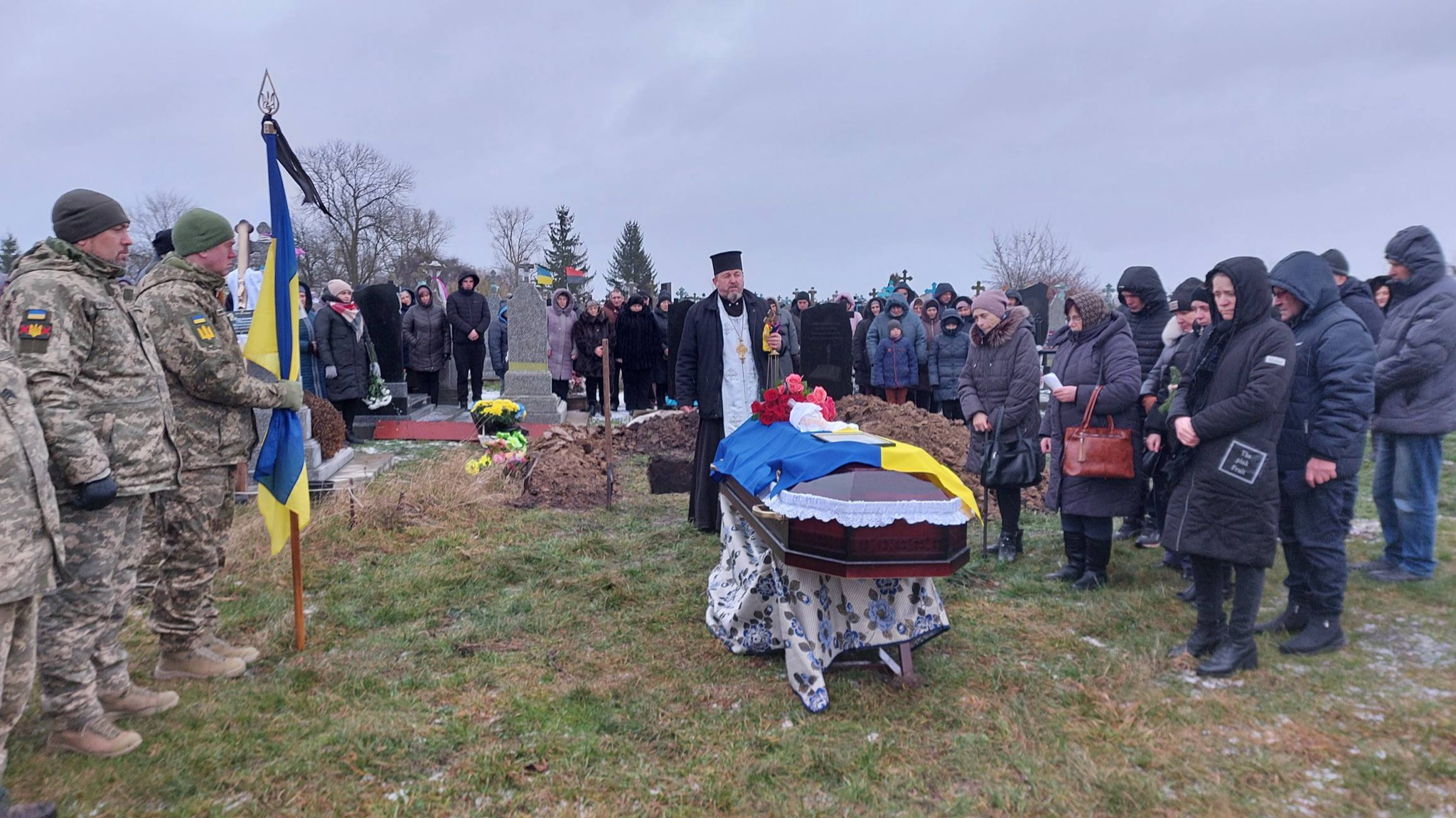 Більше року вважався зниклим безвісти: на Волині попрощалися з Героєм, якому навіки 42