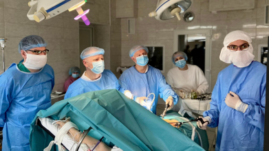 Вперше на Волині: медики виконали унікальну операцію з видалення раку нирки та каменів у жовчному