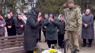 Не сказав, що воює у Запорізькій області: рідним 25-річного командира взводу з Волині вручили його посмертну нагороду