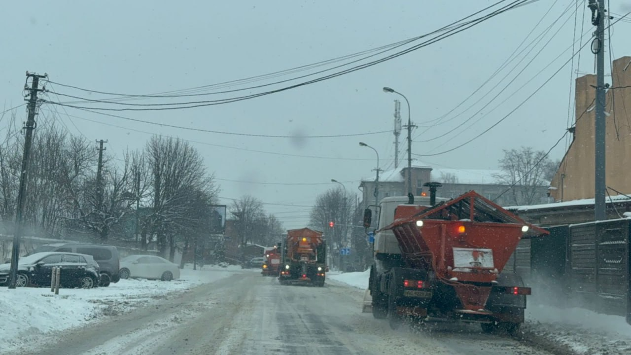 Сильний снігопад триватиме кілька днів: на дорогах Волині працює прибиральна техніка