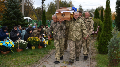 З перших днів вторгнення боронив Україну: на Волині попрощались з кавалером орденів «За мужність» Василем Петриком