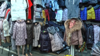 Куртки, пуховики і пальта: у яку ціну на луцьких ринках можна купити теплий верхній одяг. Відео