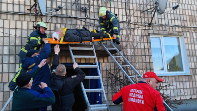 Упав на бетонну конструкцію: на Волині чоловік травмувався під час ремонту супутникової антени