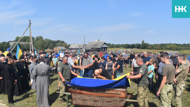 Загинув у бою на Донеччині: на Волині в останню дорогу провели Героя Леоніда Павлючика