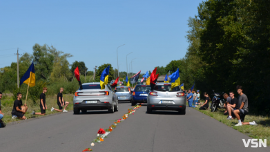 Сотні людей, прапори та квіти: востаннє додому повернувся Герой з Волині Степан Павлович
