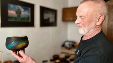 Різьбяр з Луцька майструє дерев'яні вироби