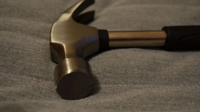 Розбірки з молотком у черзі: на Волині на 5-му мікрорайоні стався напад у магазині