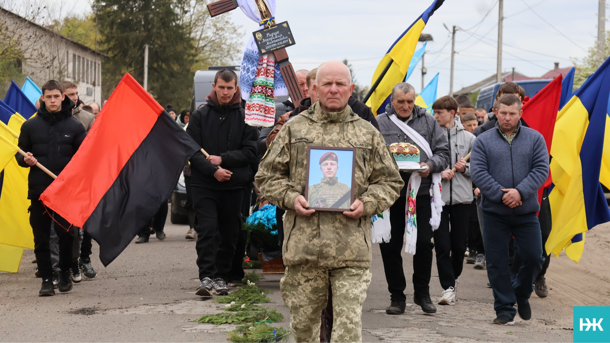 Біль на дві громади: на Волині провели в останню путь воїна Володимира Ридчука
