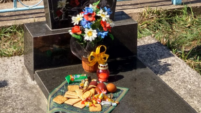 Пасочки та крашанки на могилах: що кажуть священники про цю традицію