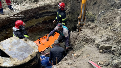 На Львівщині на чоловіка впала бетонна плита. Фото