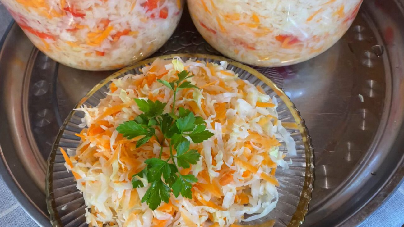 Скільки солі додати в квашену капусту, щоб хрумтіла і не скисла: порада від бабусі