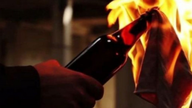 На Волині неповнолітній кинув пляшку з хімічною рідиною у чужий паркан: як його покарали