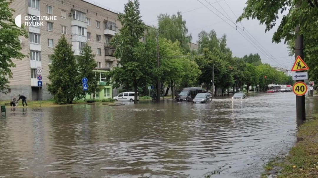 Злива в Луцьку: затопило дороги, транспорт їде «вплав»