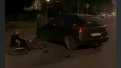 У місті на Волині легковик збив велосипедиста: постраждала жінка. Відео