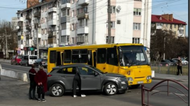 ДТП у Луцьку: легковик зіткнувся з маршруткою