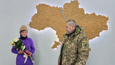 Залишився навіки молодим: матері загиблого Героя з Волині вручили його посмертну нагороду