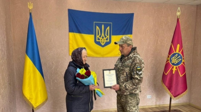 Мамі зниклого безвісти воїна з Волині передали «Золотий хрест» сина