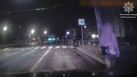 У Луцьку п’яний пішохід йшов проїжджою частиною назустріч патрульному авто