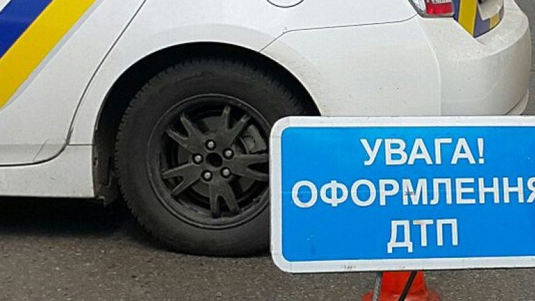 На Волині автівка влетіла у стіну магазину, водій у лікарні
