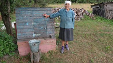 Сама на хуторі у 91 рік: бабуся з Волині вирощує городину та складає вірші про Україну