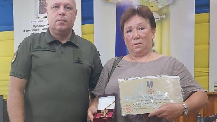 На Волині матері загиблого захисника вручили посмертну нагороду сина