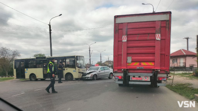 ДТП у Луцьку: зіткнулись маршрутка та легковик