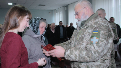 Створив сім'ю, але не встиг натішитися щастям: посмертну нагороду 29-річного Героя з Луцького району вручили його рідним