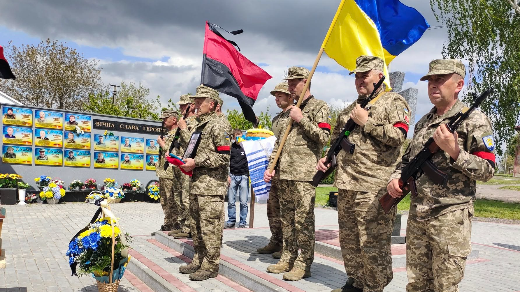 Весільний коровай ділили на кладовищі: на Волині в останню путь провели 26-річного Героя Михайла Рогу