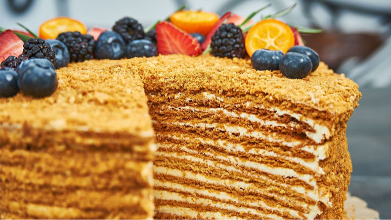 Медовик, як у мами: швидкий рецепт на сковороді