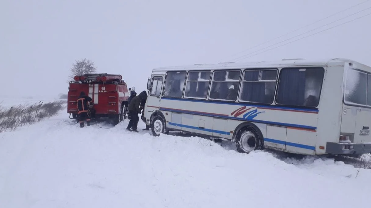 На Волині через заметені дороги автобуси курсують із затримками, частину рейсів скасували
