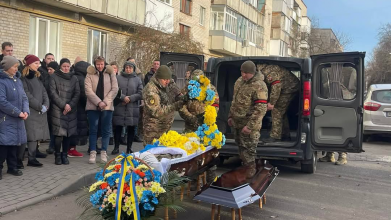 Мріяв про мирне життя, але віддав його за всіх нас: біля Луцька попрощались з Героєм Андрієм Литвинчуком