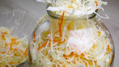 Як заквасити капусту і скільки додати солі: рецепт на 3-літрову банку