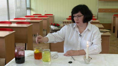 Понад 20 років займається писанкарством: майстриня з Луцька створює великодні яйця за давніми зразками