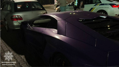 Вночі у Луцьку водій «мерседеса» розтрощив припаркований Lamborghini. Фото