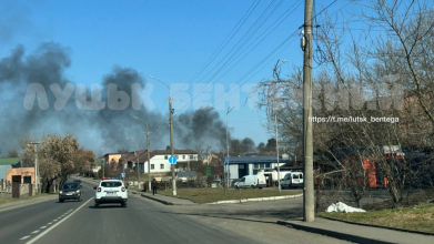 Пожежа в Луцьку: через спалювання сміття загорівся житловий будинок