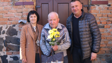 Виховав дітей і зараз з гордістю спостерігає за внуками та правнуками: дідусь з Волині відзначив 90-річчя